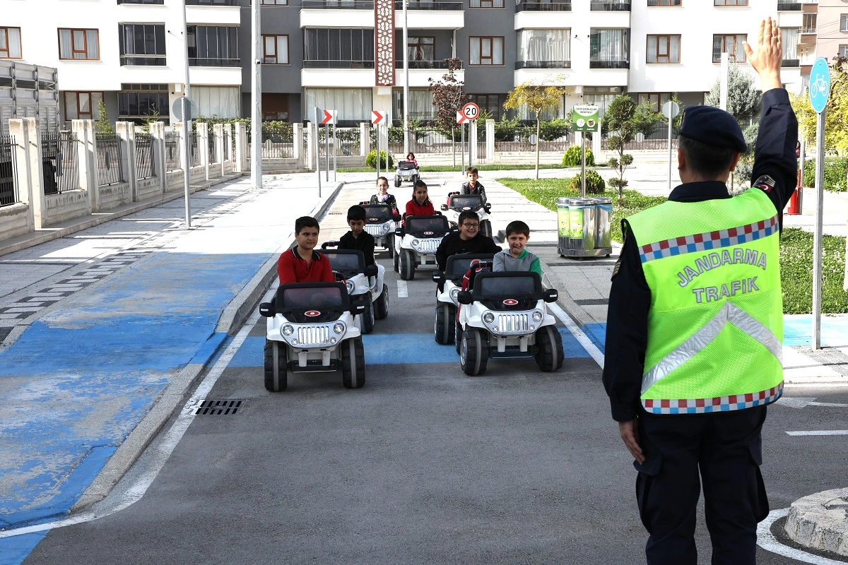 Konya Karatay'da trafik kültürü küçük yaşlarda kazandırılıyor