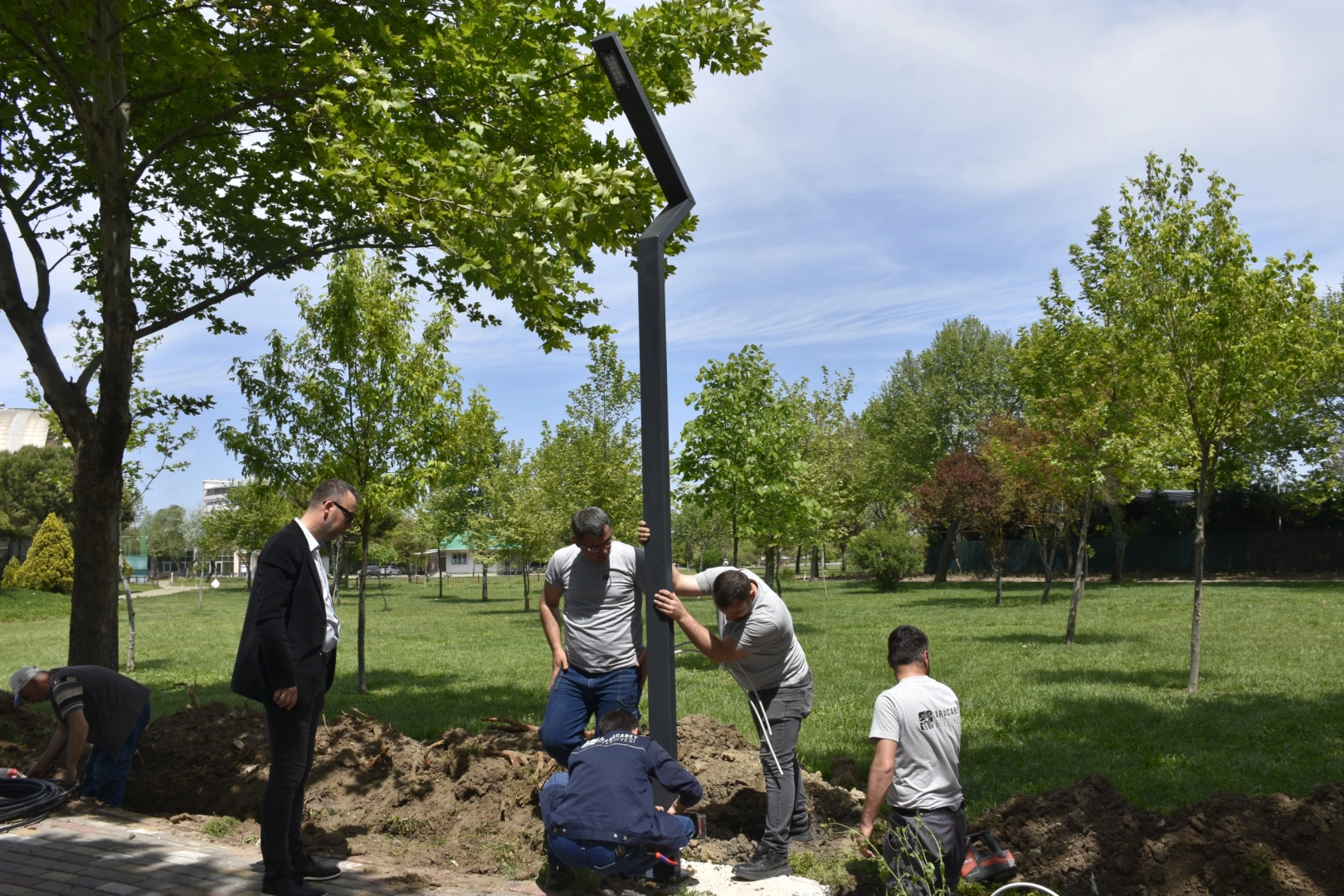 Bursa Karacabey’de Atatürk Kültür Parkı’na modern aydınlatma