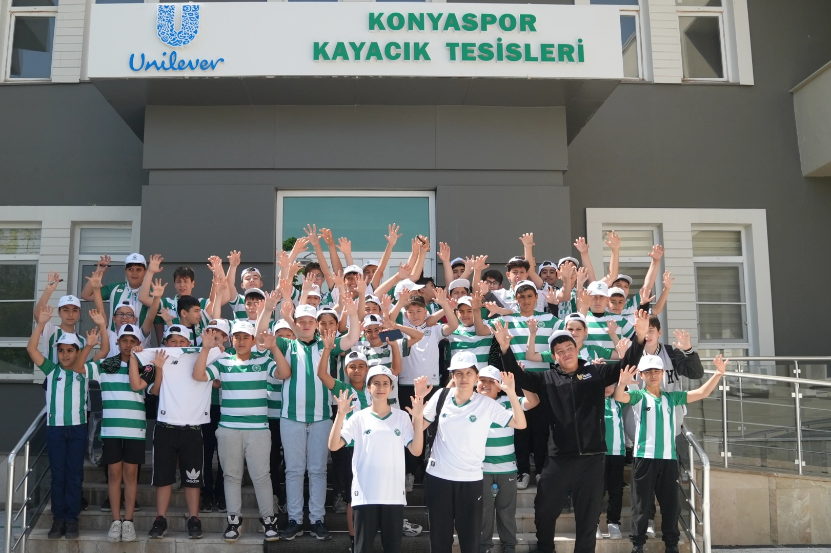 Karataylı çocuklar Konyaspor antrenmanını izledi