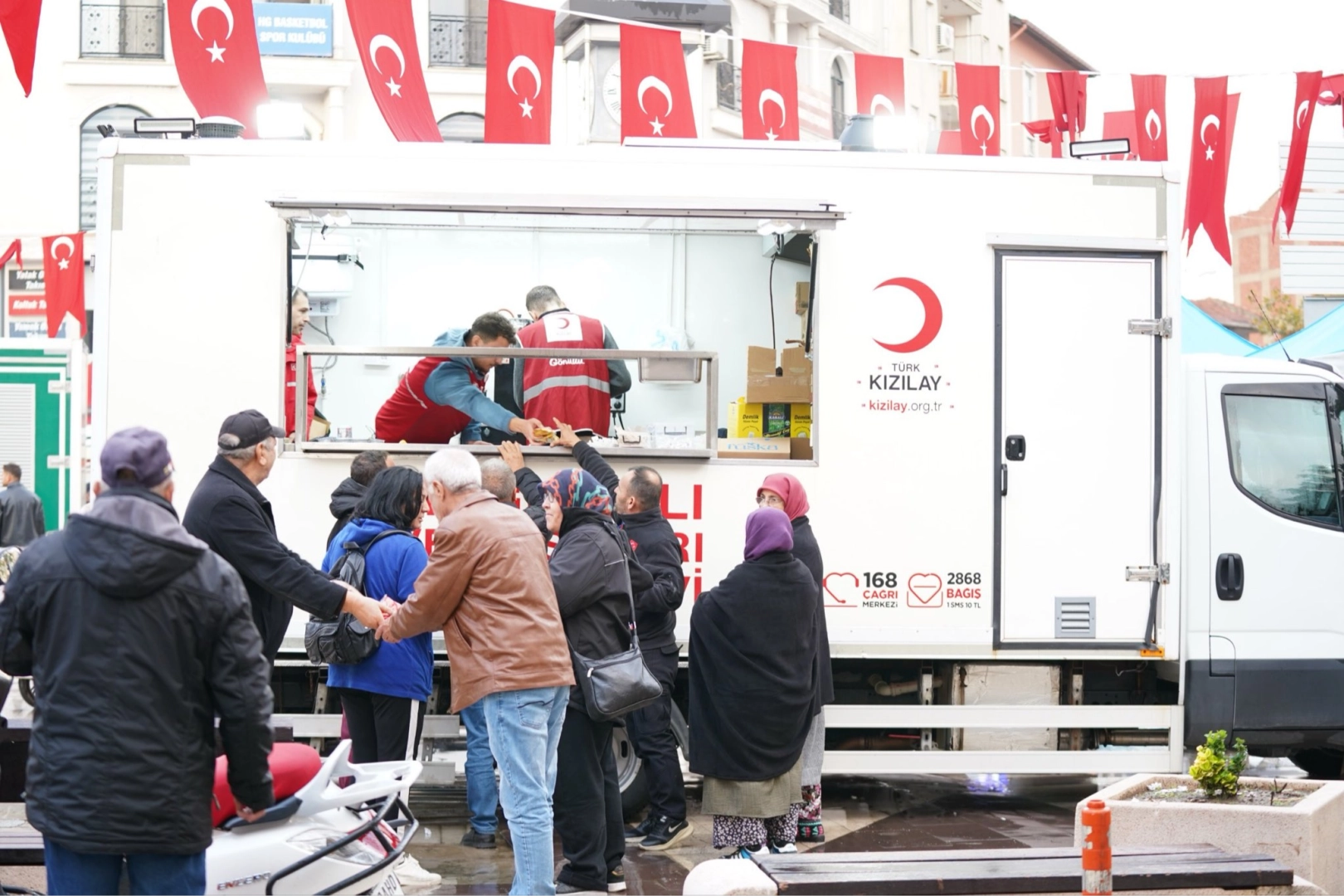 Türk Kızılay Sındırgı’da depremzedelerin yanında